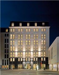 Hotelansicht bei Nacht