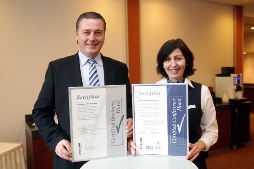 Zwei Zertifikate auf einen Streich: Tagungsbetreuerin Elke Sadikovic-Powils und Hoteldirektor Hans-Hermann Duderstadt mit den Auszeichnungen Certified Business Hotel und Certified Conference Hotel. Foto: Alois Müller/Dorint Hotels & Resorts  Abdruck honorarfrei