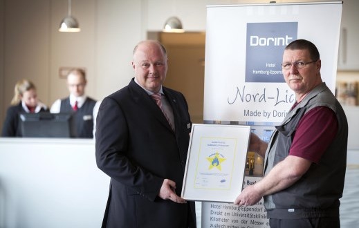 Hoteldirektor Andreas Rühlicke und Haustechniker Frank Fehling präsentieren die Auszeichnung zum „Safehotel“