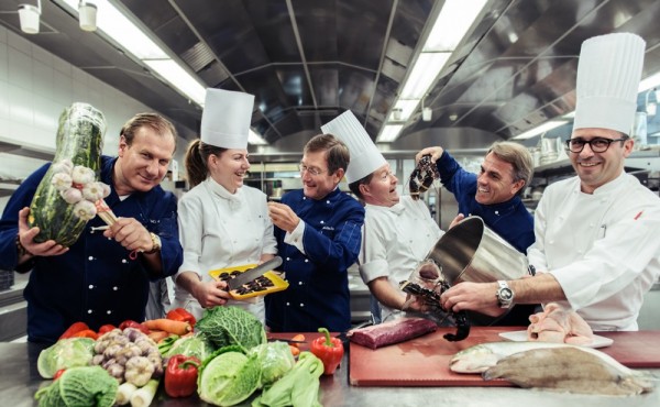 das Foto zeigt von links Gastronomie-Partner Wolf Wagschal, Fabienne Gerber, Pâtissière, General Manager Wilhelm Luxem, Olivier Rais, Küchenchef des Rive Gauche, Baur au Lac Besitzer Andrea Kracht und Laurent Eperon, Chef de Cuisine Pavillon), Copyright: Johannes Diboky 