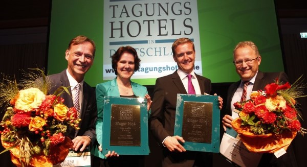 (v.l. nach r.): Hoteldirektoren Oliver Heldt (Seminaris Campushotel Berlin), Claudia Wehming (Avendi Hotel am Griebnitzsee), Ronald Schnaubelt (Seminaris Seehotel Potsdam), Andreas Brucker (Seminaris Hotel Bad Boll) stellvertretend für die ganze Hotelgruppe. Urheber: Die besten Tagungshotels in Deutschland