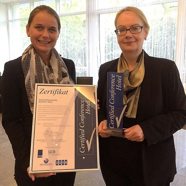 Bettina Römer, stellvertretende Direktorin des Dorint Kongresshotel Düsseldorf/Neuss (rechts), und Franziska Dittrich, Senior Sales Managerin, mit der Auszeichnung als optimales Tagungshotel. Foto:  Neele Beckstedde - Dorint Hotels & Resorts/Abdruck honorarfrei