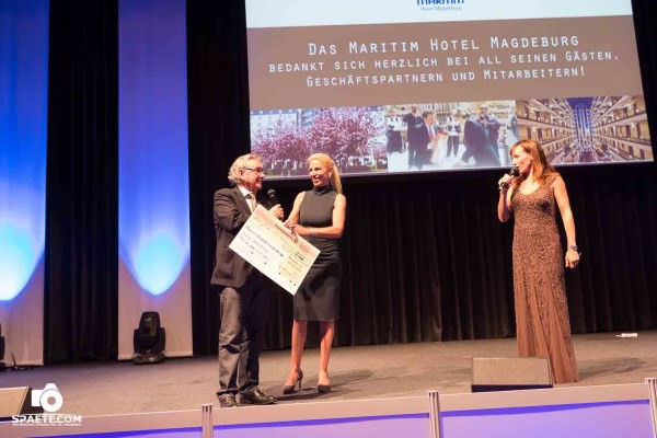 4.300 Euro für die Aktion „Knochenmarkspende für Sachsen-Anhalt“: Anlässlich des Jubiläums freuten sich über die Spende Prof. Dr. Marcell Heim (links), Hoteldirektorin Andrea Imwalle und MDR-Moderatorin Susi Brandt (rechts).