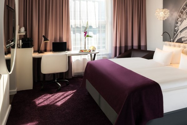 Harmonische Farbgebung und modernes Design bestimmen das Erscheinungsbild der renovierten Zimmer im Dorint Kongresshotel Mannheim. Foto: Pocha & Burwitz – Dorint Hotels & Resorts/Abdruck honorarfrei