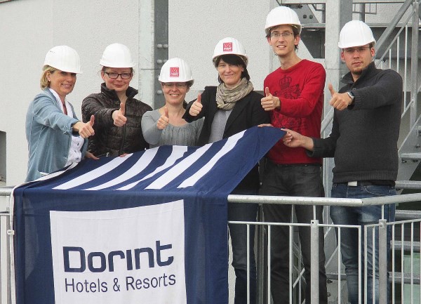 Die Führungsmannschaft des neuen Dorint Airport-Hotel Stuttgart ist komplett: Hoteldirektorin Dagmar Lennartz freut sich auf die Zusammenarbeit mit Loretta Renebusch (Hausdame), Susann Ebert (Verkaufsdirektorin), Christiane Werner (Reservierungs- & Revenue Managerin), Franz Buttgereit (Restaurantleiter) und Dario Tolksdorf (Front Office Manager) von links. Foto: Dorint Hotels & Resorts - Abdruck honorarfrei