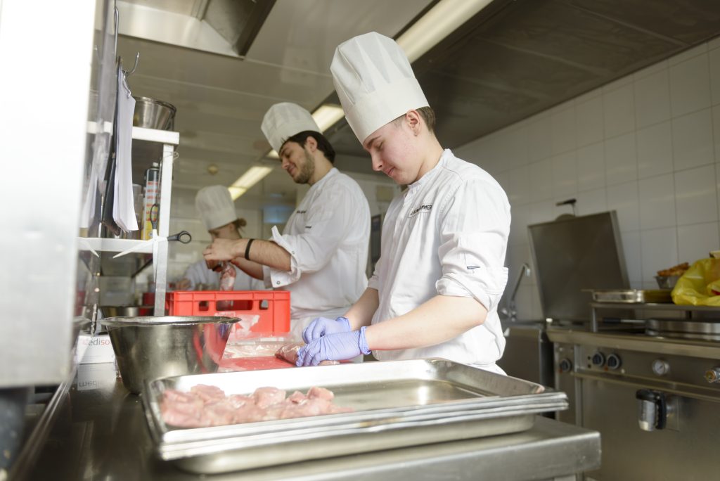 Volle Konzentration und großes Engagement aller Beteiligten – ob Küchen- und Restaurantteam, Bankettservice oder Direktion.