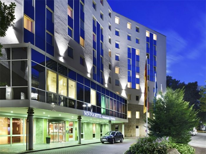 Hotelansicht nachts
