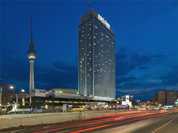 Hotel bei Nacht