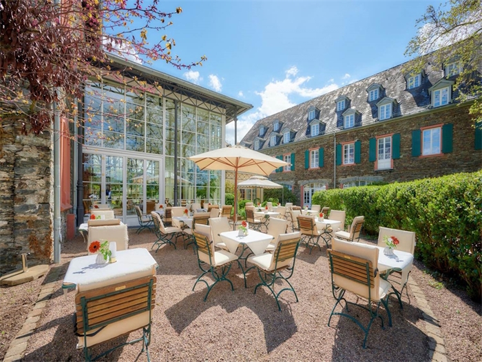 Hotelansicht mit Terrasse